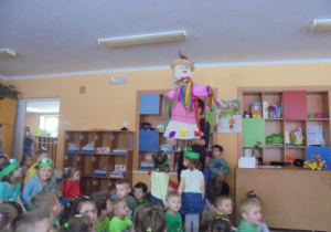 dzieci wynoszą z sali symbol zimy kukłę Marzannę