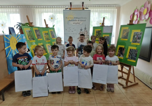 Wszyscy uczestnicy wystawy stoją do wspólnego zdjęcia.