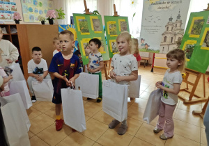 Dzieci odbierają nagrody i dyplomy z rąk Pani Dyrektor.