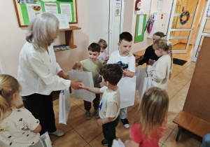 Uczestnicy wystawy zaaferowani swoimi nagrodami.