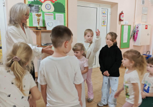 Uczestnicy wystawy pokazują swoje dyplomy i nagrody Pani Dyrektor.