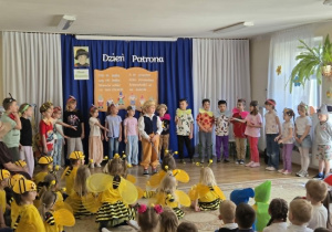 6-latki prezentują swój wierszyk.