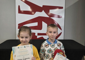 Igor i Natalka ze swoimi dyplomami.