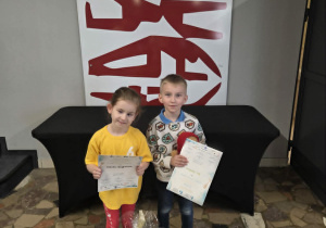 Igor i Natalka prezentują swoje dyplomy i nagrody.