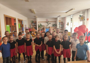 Motylki-dziewczynki gotowe do wystepów.